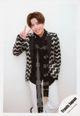 【中古】生写真(ジャニーズ) Travis Japan/吉澤閑也/全身・衣装黒.白・右手ピース・左手下/「Travis Japan LIVE TOUR 2020 ENTER 1234567」グッズオフショット/公式生写真