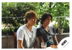 【中古】生写真(ジャニーズ) NEWS/手越祐也・山下智久/横型・上半身・衣装白グレー・椅子座り・食べ物・飲み物・背景植物/公式生写真