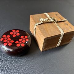 香合　宗哲作　花押　丸形朱梅絵　共箱　千家十職　中村宗哲　(k70801)