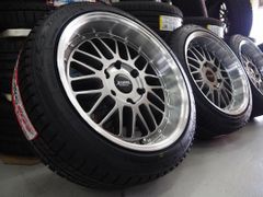 スタッドレスSET 要オーバーフェンダー 深リム メッシュ 200系 ハイエース