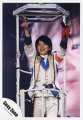 【中古】生写真(ジャニーズ) Sexy Zone/佐藤勝利/ライブフォト・膝上・衣装白・金色・両手指立て・左手マイク・ゴンドラ・背景スクリーン/公式生写真