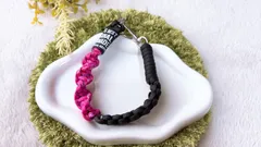 パラコード✶スマホストラップさショート手首用✶ハンドストラップ✶ストラップホルダー付✶ピンク柄☓ブラック