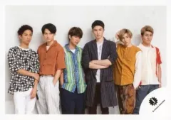 【中古】生写真(ジャニーズ) SixTONES/集合(6人)/横型・膝上・衣装白・黒・オレンジ・黄・緑・茶・赤・青・松村左手ポケット・京本右手頭・ジェシー腕組み・背景白/18秋 SixTONES・Snow Man「少年たち そして、それから…」グッズ撮影オフシ