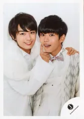 【中古】生写真(ジャニーズ) 関西ジャニーズJr./大西流星・長尾謙杜/上半身・衣装白・大西、長尾の頬触る/17冬 関西ジュニア「X’mas SHOW 2017」グッズ撮影オフショット/公式生写真