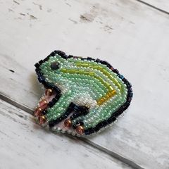 キラキラ カエル、ワニ立体アニマル　ビーズ刺繍ブローチ 海だー！ カエル 浮き輪 鳥獣戯画 刺繍ブローチ 手刺繍 ワッペン