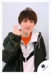 【中古】生写真(ジャニーズ) Snow Man/渡辺翔太/上半身・衣装緑・白・右手指でハート・背景白/「JOHNNYS’ King ＆ Prince IsLAND」グッズオフショット/公式生写真