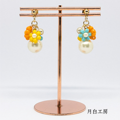 NO.156　カラフルなビーズのお花とシルキーパールのピアス