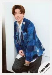 【中古】生写真(ジャニーズ) Travis Japan/吉澤閑也/膝上・衣装青.白・両手下・左向き・カメラ目線/「Travis Japan LIVE TOUR 2020 ENTER 1234567」グッズオフショット/公式生写真