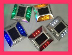 【スタッフおすすめ！】ソーラー LED ライト 常時点灯 防水 道路鋲 夜間自動点灯 強力両面テープ付き (イエロー２個セット)