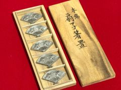 【na-00077】本錫製　銘　和光　扇子箸置　箸置　工芸品　木箱　錫