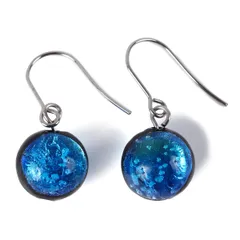 Sea drop 光る ホタルガラス ピアス イリオモテブルー 12mm玉 蓄光 レディース チタン製フック 両耳用 [098et-s]