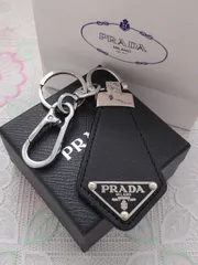 2024年最新】プラダ PRADA キーホルダー キーリング ロゴ メタル レザー ロゴ アウトレット ブランド レディース 2pp301 セール  2019 秋冬 新作の人気アイテム - メルカリ