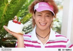 【中古】生写真(男性) D-BOYS/五十嵐隼士/横型・バストアップ・衣装白・ピンク・サンバイザー・右手ケーキ・笑顔・「2013.08 Birthday」/公式生写真