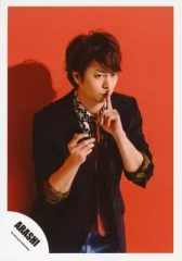 【中古】生写真(ジャニーズ) 嵐/櫻井翔/膝上・衣装黒・白・ネクタイ赤・右手上げ・左手人差し指唇・体右向き・背景赤/「Are You Happy?」ジャケ写撮影＆「Don’t You Get It」PV撮影/公式生写真