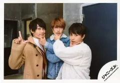 【中古】生写真(ジャニーズ) なにわ男子/大西流星・高橋恭平・藤原丈一郎/横型・上半身・衣装白・ベージュ・デニムジャケット・二人相手の顎触り・藤原右手上げ・室内/「関西ジャニーズJr. LIVE 2019 Happy 2year!! ～今年も関ジュとChu Y