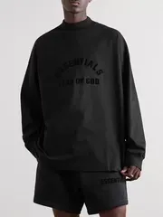 秋冬に活躍★FEAR OF GOD FOG フィアオブゴッドEssentials エッセンシャル★アーチロゴ　モックネック　ロングTシャツ長袖カットソー　ユニセックスのサムネイル
