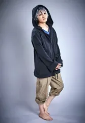 【中古】生写真(男性) 鳥越裕貴(小林芳雄)/全身・背景グレー・キャラクターショット/セットA/舞台「TRICKSTER～the STAGE～」ブロマイド