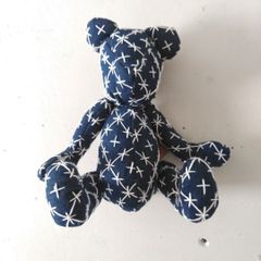 くまのぬいぐるみ(十字刺し子、デニム生地、ハンドメイド) - メルカリ