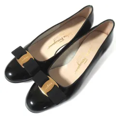 美品 Salvatore Ferragamo サルヴァトーレフェラガモ パテントレザー ヴァラリボン パンプス 6C 23.5cm相当 ブラック ゴールド金具 レディース 古着 中古 USED