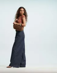 【送料無料】 ラングラー レディース カジュアルパンツ ボトムス Wrangler denim pleated wide leg pants in dark blue - part of a set Saddle