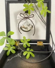 猫シリーズ  蝶々を追いかける猫のレジンネックレス