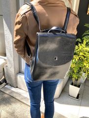 大きめなフラップのレザー3wayリュック&ショルダー☆A4サイズ収納☆中仕切りあり☆ブラック色