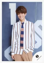 【中古】生写真(ジャニーズ) 関西ジャニーズJr./正門良規/膝上・衣装白・ストライプ柄・左手ポケット・笑顔/「関西ジャニーズJr. LIVE 2018 Fall in LOVE ～秋に関ジュに恋しちゃいなよ～」グッズオフショット/公式生写真