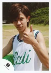 【中古】生写真(ジャニーズ) Mr.King vs Mr.Prince/神宮寺勇太/上半身・衣装白・緑・右手ビーチボール抱え・左手親指立て・野外/キンプリハワイ第一弾/公式生写真