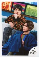 【中古】生写真(ジャニーズ) ジャニーズWEST/重岡大毅・小瀧望/膝上・座り・衣装黒・青・重岡左手顎/「ジャニーズWEST LIVE TOUR 2019 WESTV!」グッズオフショット/公式生写真