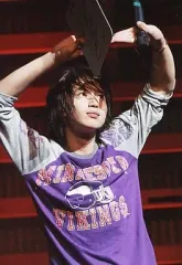 【中古】生写真(ジャニーズ) 関ジャニ∞/大倉忠義/上半身・衣装紫グレー・左手マイク・右手色紙・目線右上/公式生写真