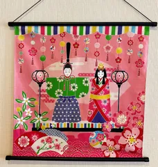 3月ウォールデコ【立雛】軸付きタペストリー お雛様 雛飾り 女の子初節句 親王雛 お雛様壁飾り 春玄関飾り 新品未使用品 日本製 全国送料無料