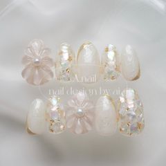 ホワイトシェルのぷっくりフラワーネイル⋆*