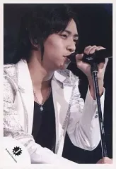 【中古】生写真(ジャニーズ) Hey! Say! JUMP/八乙女光/ライブフォト・上半身・衣装白・インナー黒・マイク・目線右/公式生写真