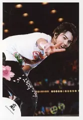 【中古】生写真(ジャニーズ) 嵐/松本潤/ライブフォト・膝上・前屈み・衣装白・右手ピース/公式生写真