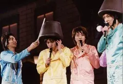 【中古】生写真(ジャニーズ) 嵐/松本・二宮・櫻井・相葉(4人)/横型・ライブフォト・二宮相葉被り物・松本右手棒・背景黒/公式生写真