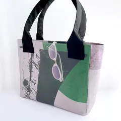 モダンデザインのシンプルトートバッグ