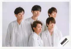 【中古】生写真(ジャニーズ) 嵐/集合(5人)/横型・上半身・衣装白・両手下・右向き・口閉じ・背景白/「ARASHI Anniversary Tour 5×20」追加グッズオフショット/公式生写真