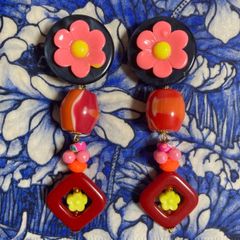 レトロなお花のちゅるちゅるオレンジと赤のピアス