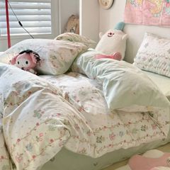売り筋　●大人気 ● ★激安★ 布団カバー 4点セット清潔 爽やか 可愛いです カートゥーンアニメ 四節適用可愛子供用家族 ベッド用品（150 X 200CM）、かわいいいちごの小さなウサギのデザイン