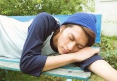 [중고]생사진(남성) BOYS AND MEN/코바야시 유타카/가로형·상반신·의상 흰색·파랑·잠 썰매·벤치·왼손 뻗어/공식 생 사진