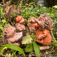 ガーデンオブジェ ハリネズミ 4個セット 家族 樹脂 ミニフィギュア かわいい キノコ きのこ 置物 ガーデニング 雑貨 ガーデン雑貨 ガーデンインテリア ガーデン インテリア 庭の装飾 お洒落 おしゃれ 4-7