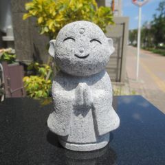 小さい おじぞうさん 台座付き おじぞうさま かわいい 癒しのお地蔵さん 置物 地蔵菩薩 仏像 彫刻品 みかげ石 GZ49-D 送料無料！