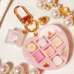 いちごみるくメルティチョコレートボックス◆シャカシャカキーホルダー ハートシェイカー レジン ミニチュア フェイクスイーツ 金箔 ラメ キラキラ アニマル ねこ 猫 チャーム 名入れ プレゼント ハンドメイド イニシャル しぇりるのシェイカー