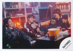 【中古】生写真(STARTO) SixTONES/高地優吾・森本慎太郎・田中樹/横型・全身/アルバム「THE VIBES」MVオフショット/公式生写真