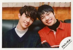 【中古】生写真(ジャニーズ) 関西ジャニーズJr./小柴陸・澤田雅也/横型・バストアップ・衣装緑・赤・両手下・首傾げ・笑顔/「関ジュ 夢の関西アイランド 2020 in 京セラドーム大阪 ～遊びにおいでや!満足 100%～」グッズオフショット/公式生写真