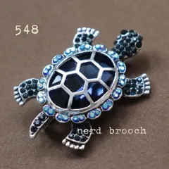 ネイビーの亀さんブローチ かわいい 海 生き物 メンズ 大人 カジュアル コサージュ 縁起物 NerD