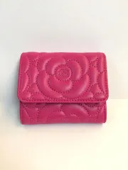 CHANEL 　シャネル　ココマーク　カメリア　エンボス　型押し　ラムスキン　ピンク　三つ折り財布　コンパクトウォレット　財布　サイフ　ウォレット