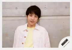 【中古】生写真(ジャニーズ) 嵐/二宮和也/横型・バストアップ・衣装ピンク・黄色・両手下/シングル「カイト」MV＆ジャケ写オフショット/公式生写真