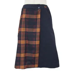 美品 FRED PERRY フレッドペリー スカート ミディ丈 ネイビー ブラウン サイズ:UK10(M) Aライン ラップ 巻き フレア タータンチェック プリーツ エンブレム 刺繍 コットン ブランド ボトムス 【レディース】のサムネイル