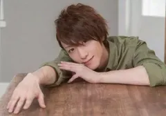 【中古】生写真(男性) 鈴木拡樹(荒北靖友)/横型・バストアップ・衣装カーキー・右腕伸ばし・首傾げ・私服ショット/舞台『弱虫ペダル』 インターハイ篇 The Second Order ブロマイド